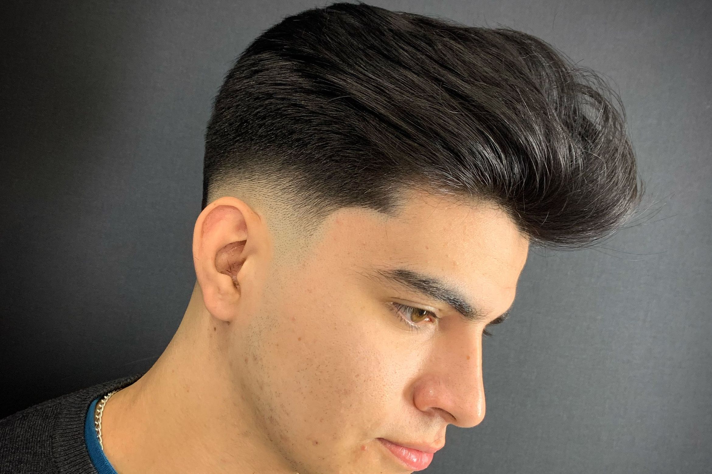 Corte masculino com degradê e topo texturizado